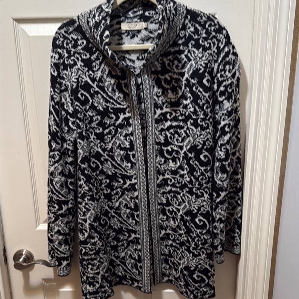 Chic Black and White Patterned Women's sweater jacket/cardigan- large